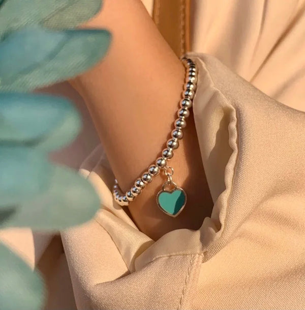 Bracelet de perles en forme de cœur bleu