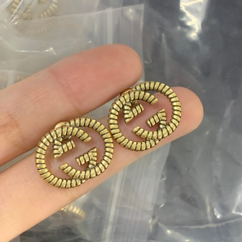 Boucles d'oreilles élégantes à clous avec lettre GG – Plaqué or minimaliste Luxe Code 1329