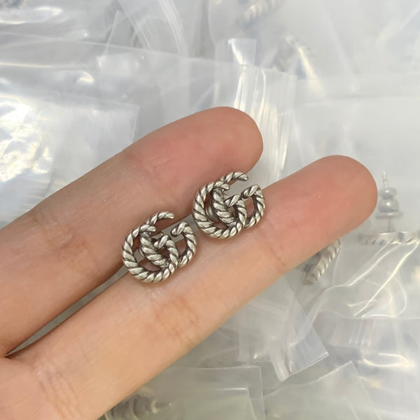 Boucles d'oreilles élégantes à clous avec lettre GG – Plaqué or minimaliste Luxe Code 1323