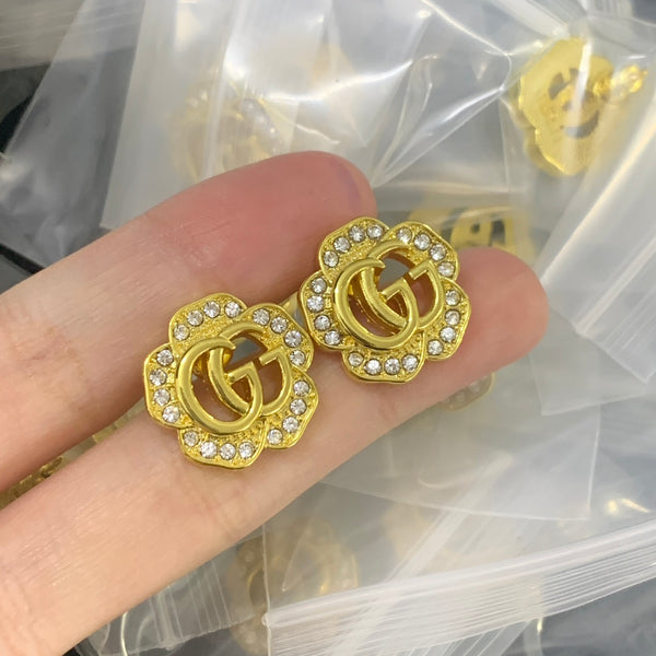 Boucles d'oreilles élégantes à clous avec lettre GG – Plaqué or minimaliste Luxe Code 1322