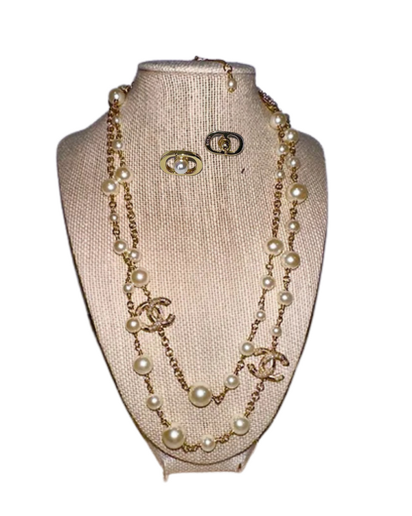 Trio de bijoux élégants : boucles d'oreilles à tige et deux superbes colliers