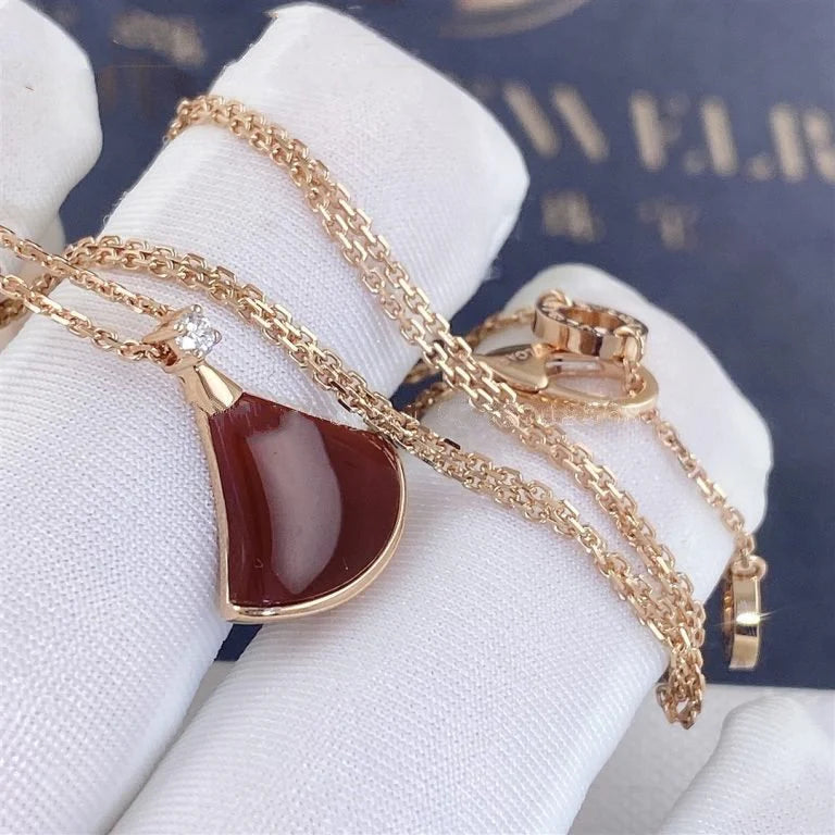 Collier Sérénité – Cornaline avec un seul diamant, argent plaqué or