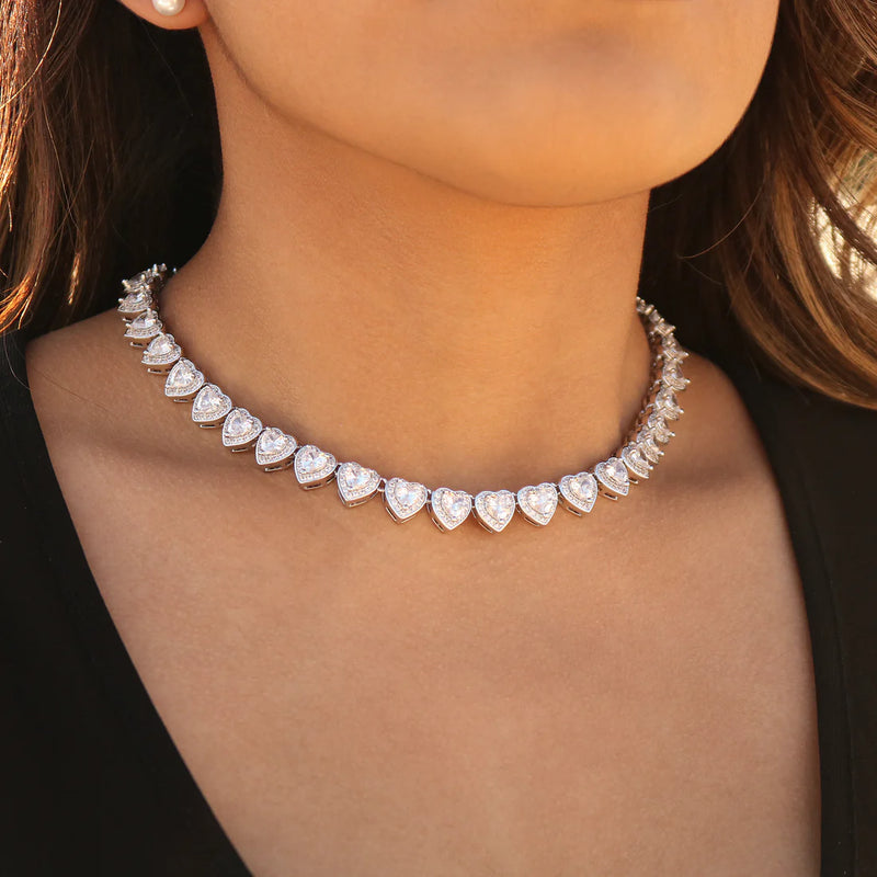 Collier tennis en or blanc avec diamants en forme de cœur
