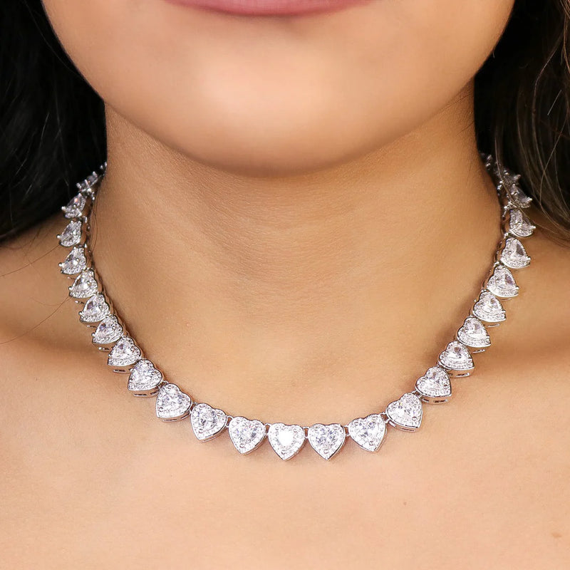 Collier tennis en or blanc avec diamants en forme de cœur