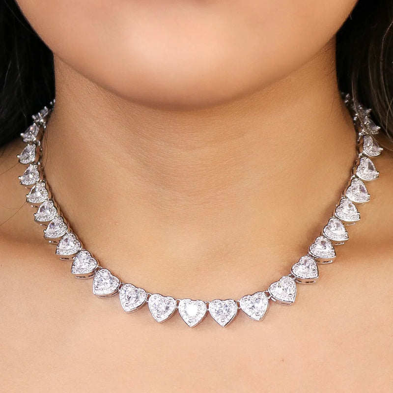 Collier tennis en or blanc avec diamants en forme de cœur