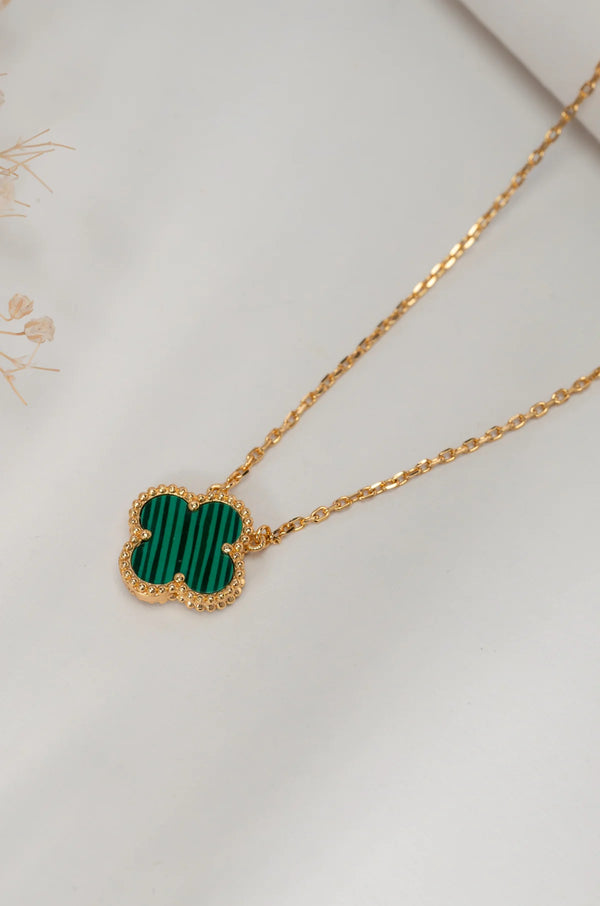 Collier avec pierres précieuses vertes