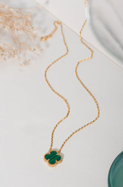 Collier avec pierres précieuses vertes