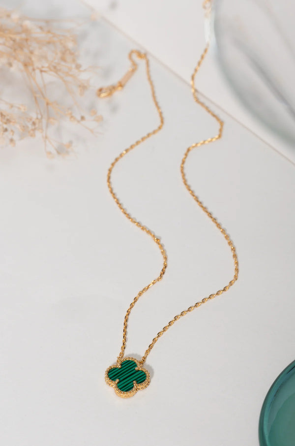 Collier avec pierres précieuses vertes