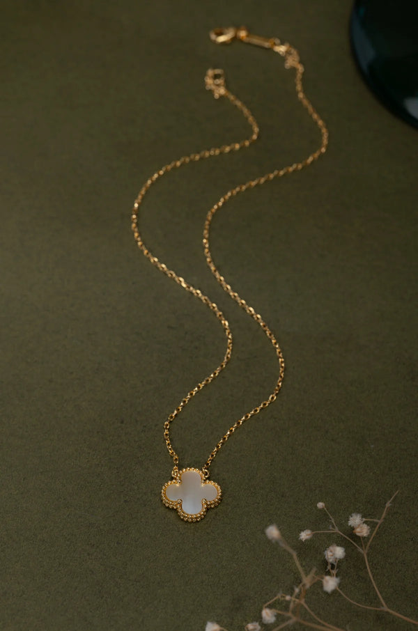 Collier avec pierres blanches