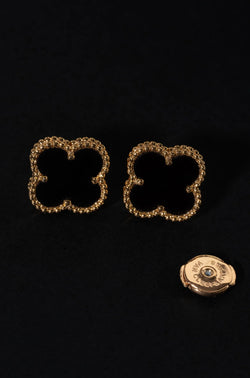 Clous d'oreilles à breloques pétales noirs