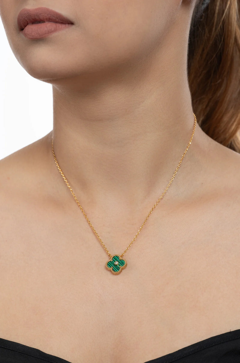 Collier à fleurs vertes verdoyantes