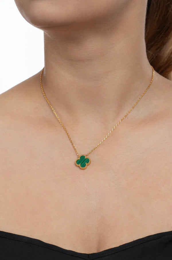 Collier avec pierres précieuses vertes