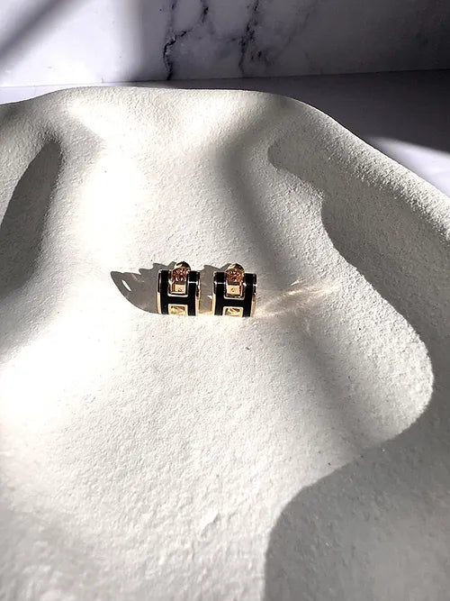 Mini clous d'oreilles Hazel dorés et noirs