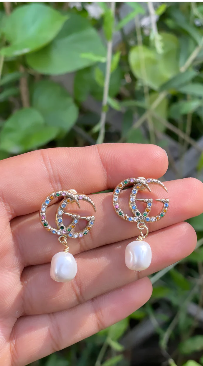 BOUCLES D'OREILLES PENDANTES EN PERLES GG