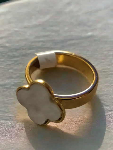 Clover Ring