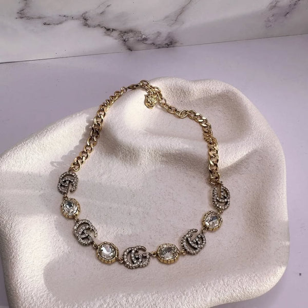 Collier avec logo GG en cristaux et cristaux blancs à facettes