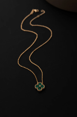 Collier à fleurs vertes verdoyantes